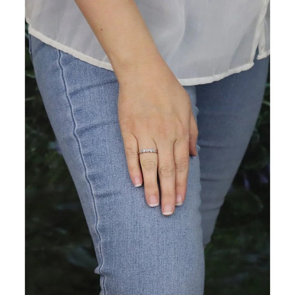 10k White Gold Diamond Flower Band Ring Stackable Size 7 1/4 - Picture 4 of 7